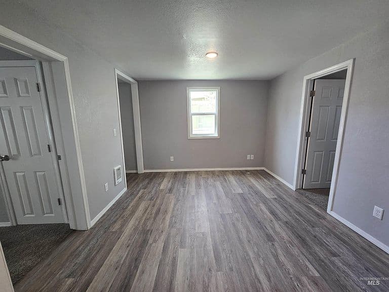 516 W Avenue C photo 5