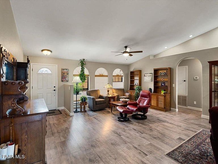 1093 Fawn Ln photo 5