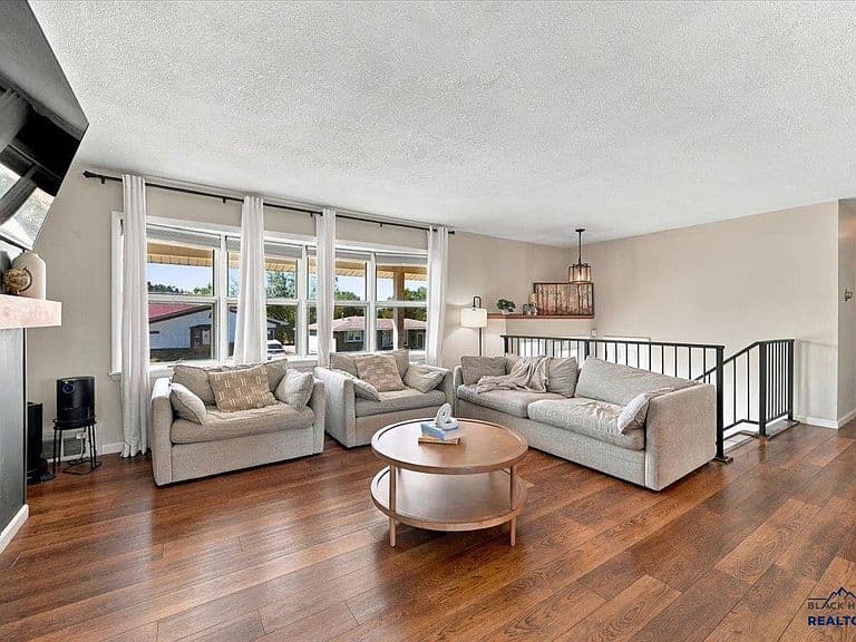 2936 Country Club Dr photo 4