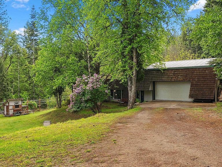 272 Hidden Spring Rd photo 2