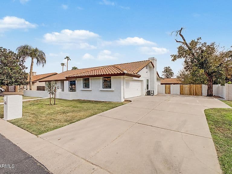 685 E LINDA Lane photo 3