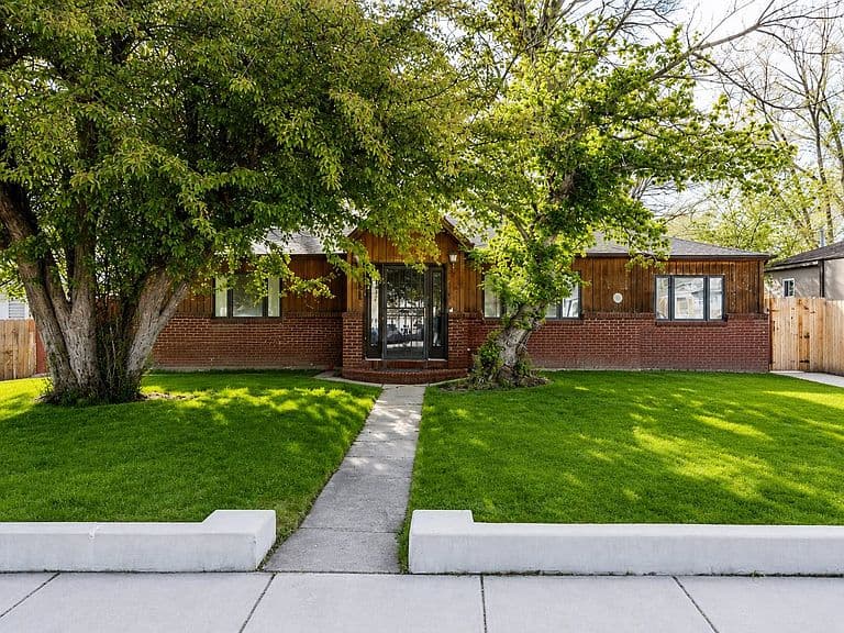 241 Bramwell St photo 1