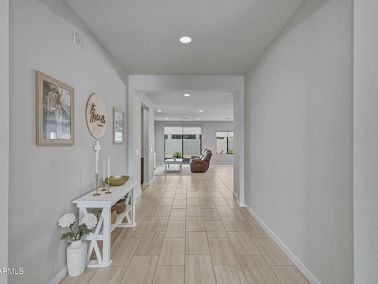 2524 N PONY Lane photo 3