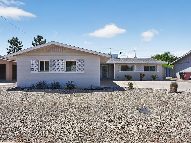 8449 E JACKRABBIT Road photo 1
