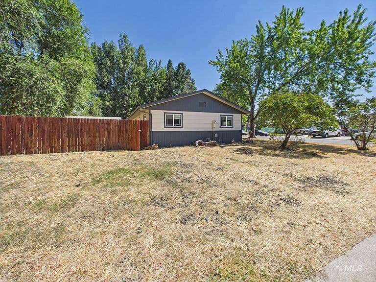 605 Harmon Way photo 4