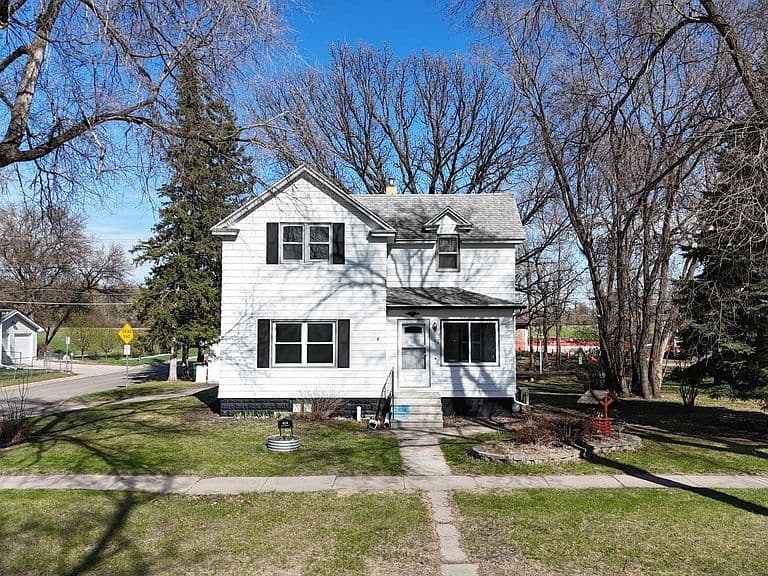 404 2nd St S photo 1