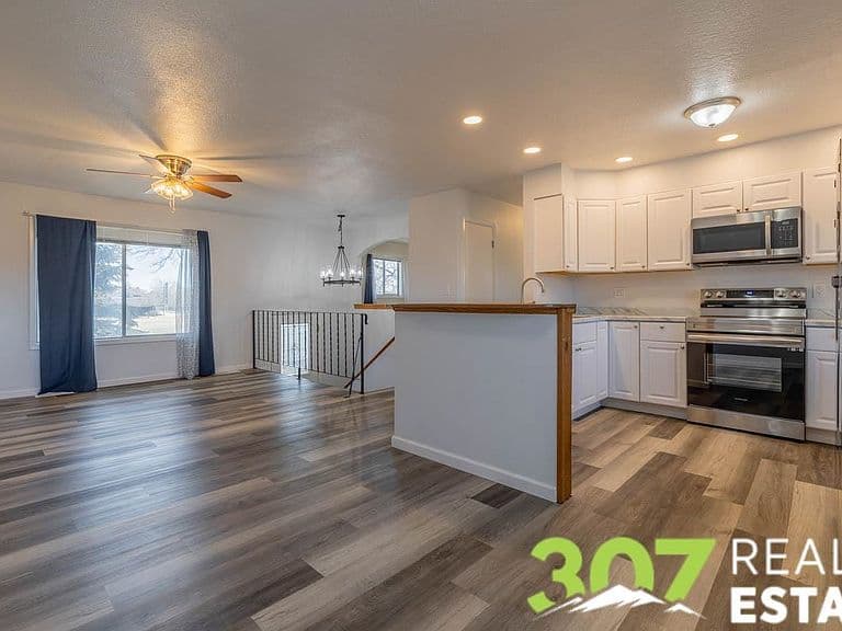 1607 Park Ln photo 3