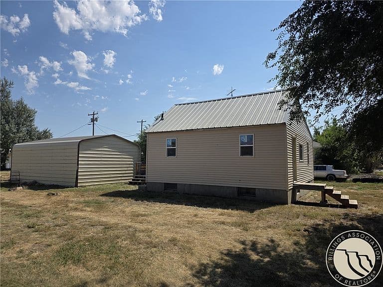 909 G Ave photo 2