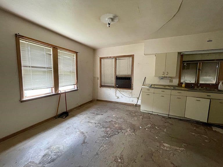 230 4th St photo 4