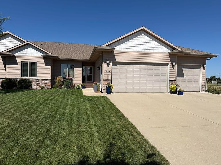 1610 Stewart Dr photo 1