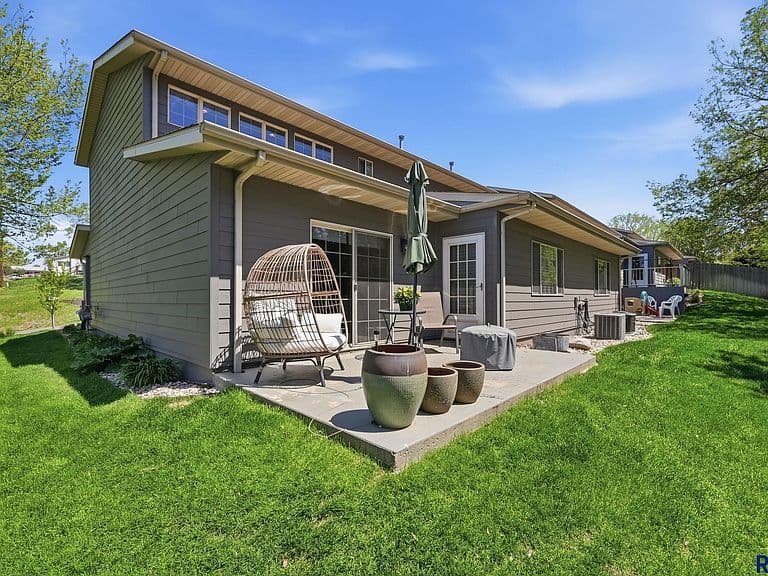 2301 E Beacon Pl photo 2