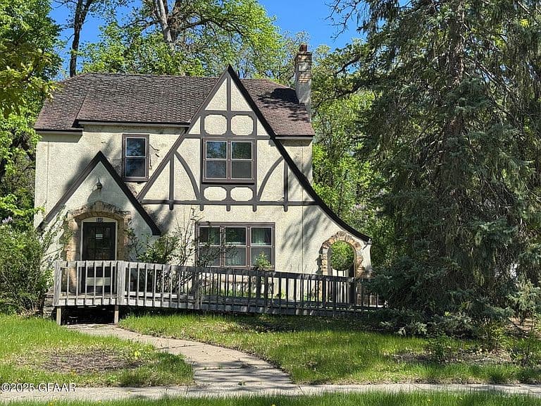 104 Park St W photo 1