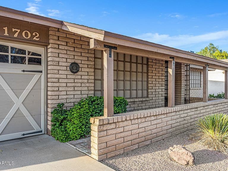 1702 E LIBRA Drive photo 4