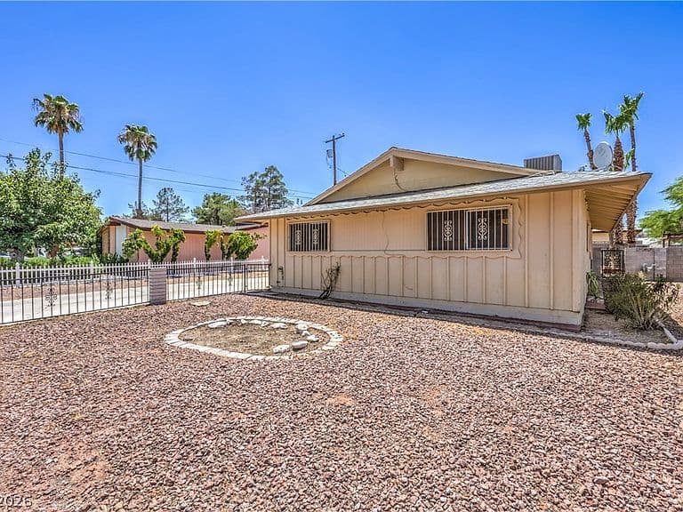 2100 Sundale St photo 5