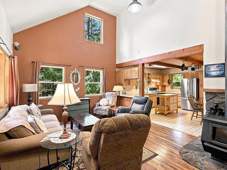 345 Tamarack Ln photo 3