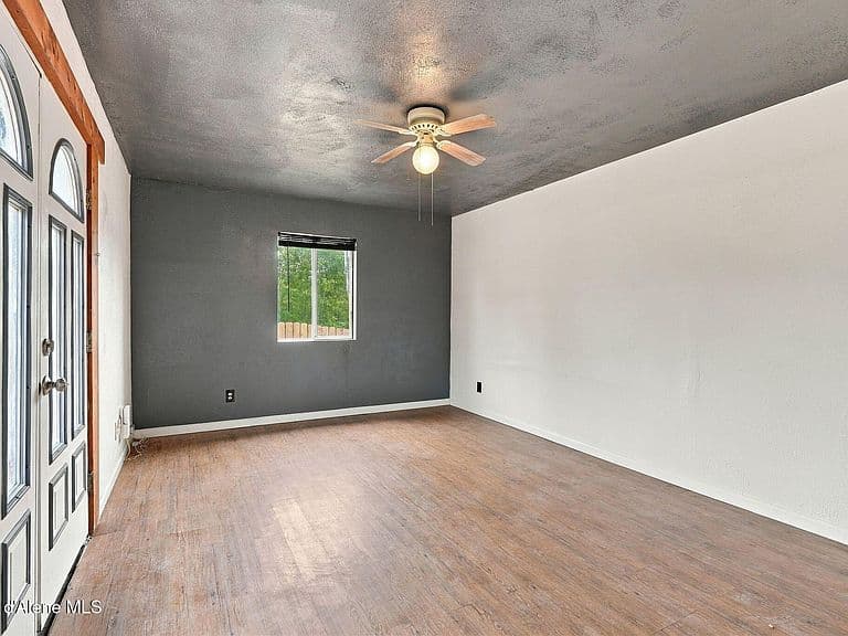 660 Maple Ave photo 5