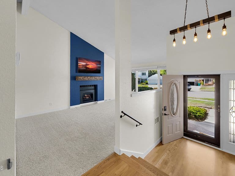 524 Assiniboin Dr photo 5