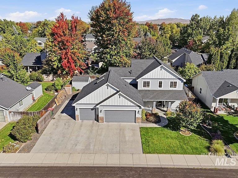 2082 E Glasgow St photo 4