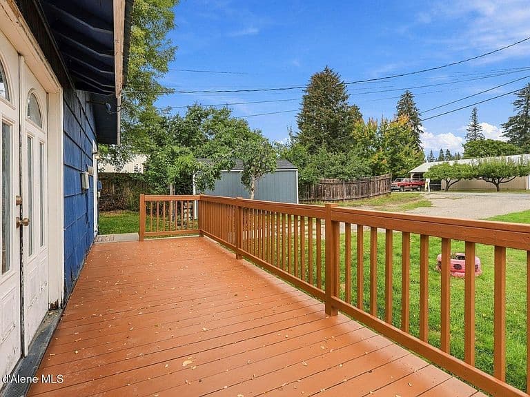660 Maple Ave photo 3
