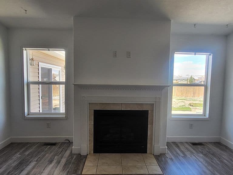1527 Loch Tay Blvd photo 3