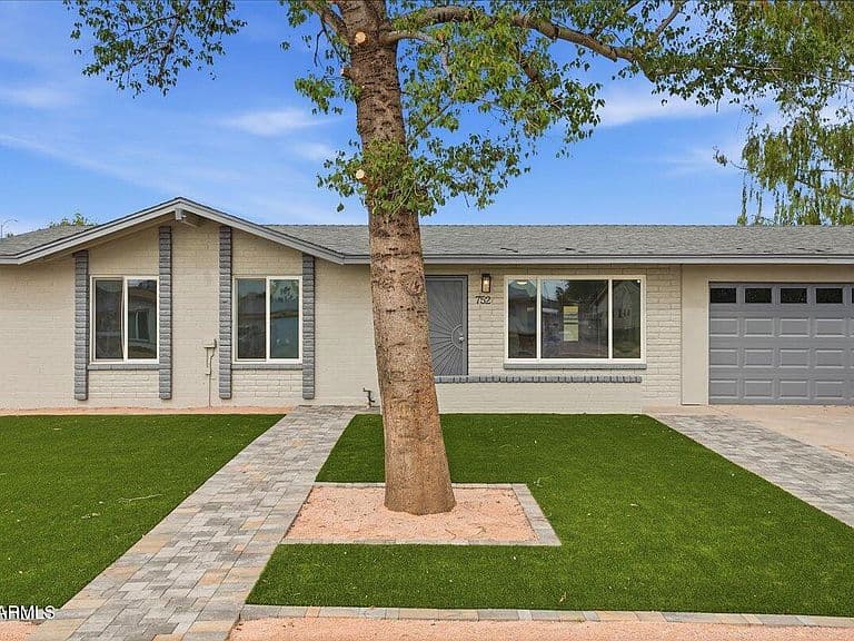 752 E Glade Ave photo 2