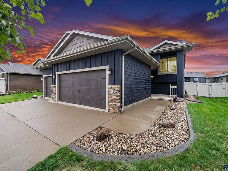 2909 S Keyrell Dr photo 1