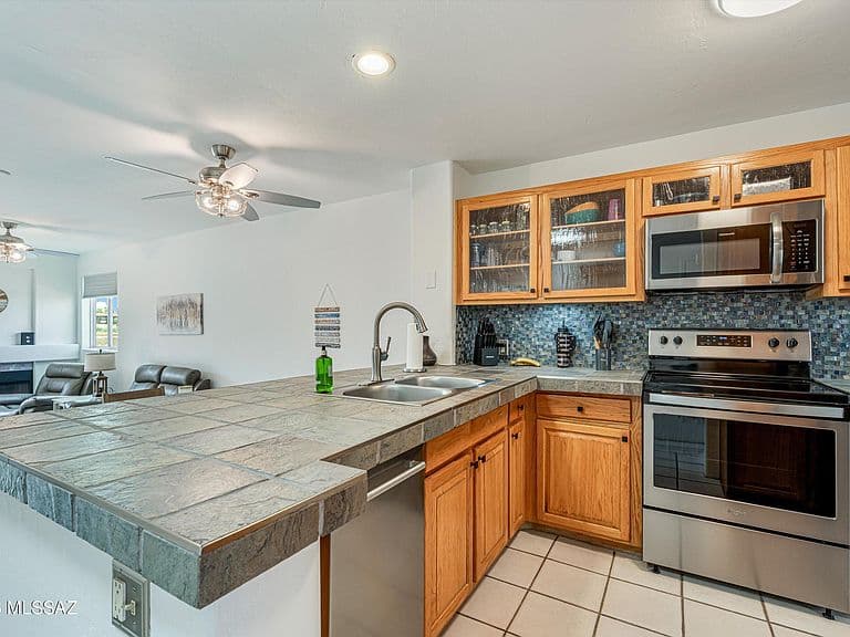 5675 N Camino Esplendora photo 5