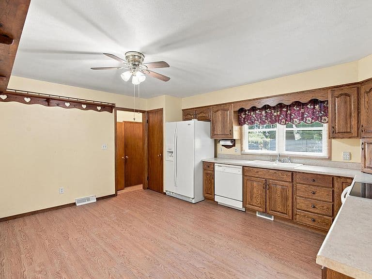 205 Crestwood Dr photo 4