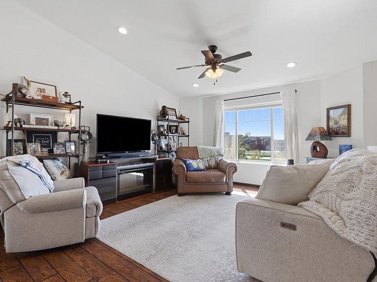 826 Dirk Ct photo 2