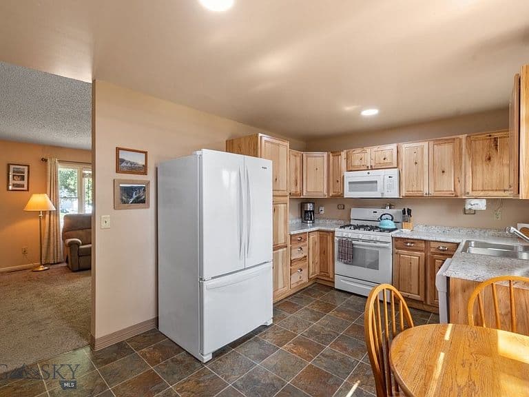1722 Cheryl St photo 4