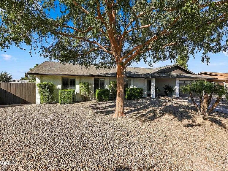 4438 E VOLTAIRE Avenue photo 3