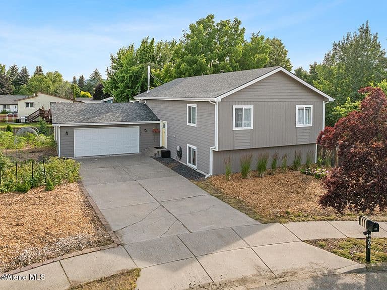 4405 N Sherlock Ct photo 2