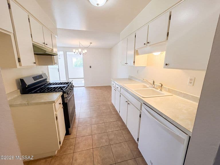 3431 S Champlain Ave photo 2