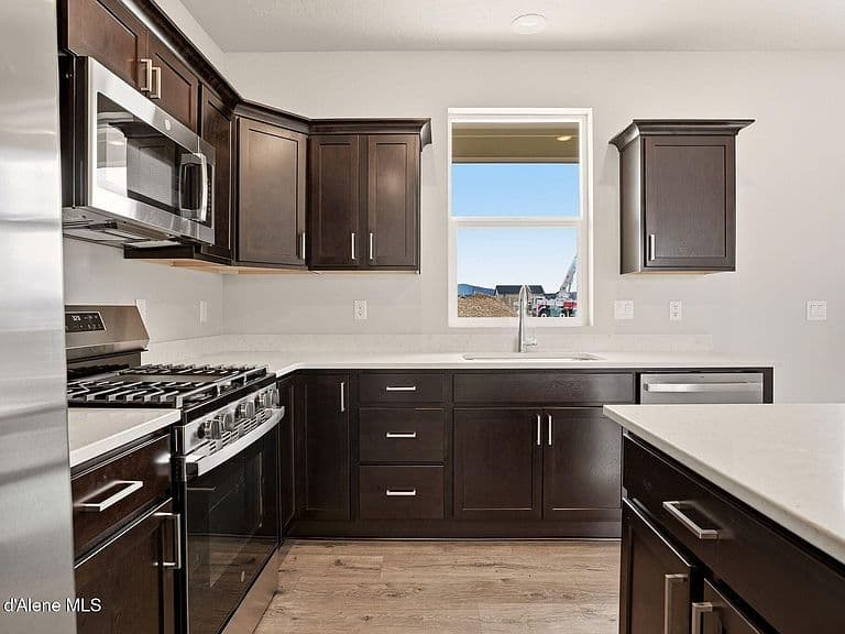 2741 N Vega St photo 4
