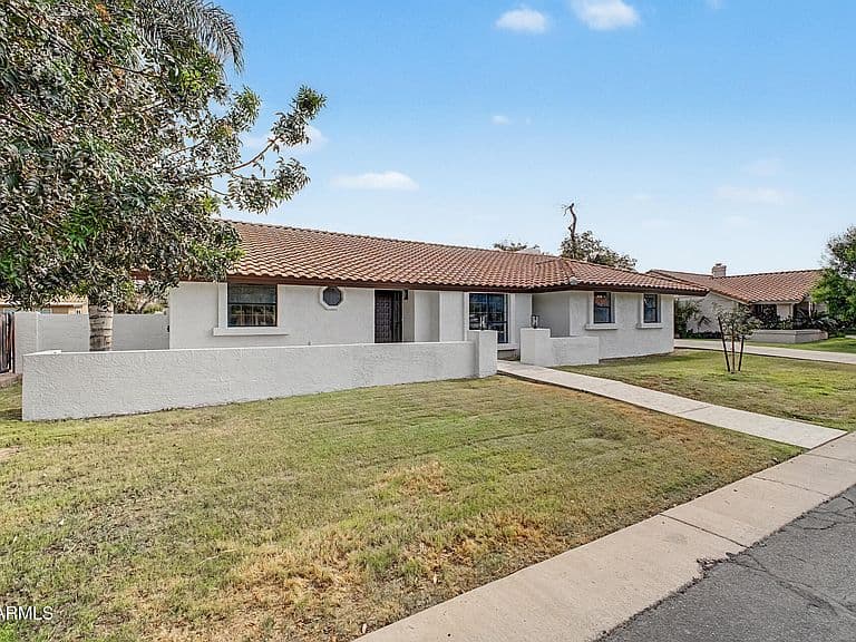 685 E LINDA Lane photo 2