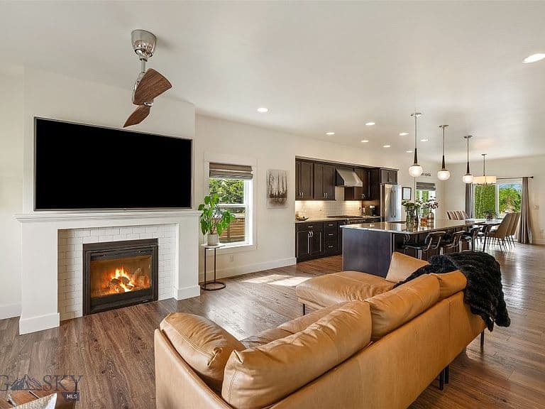 3575 W Babcock St photo 2