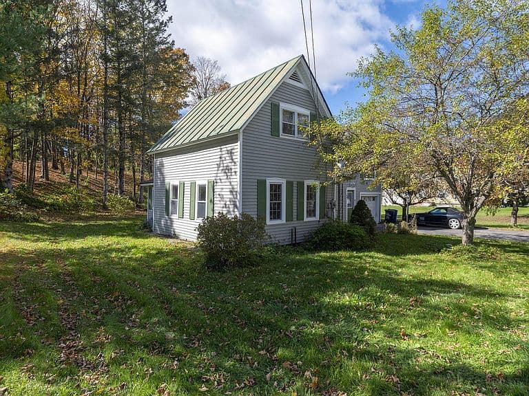 68 Davis Avenue photo 2