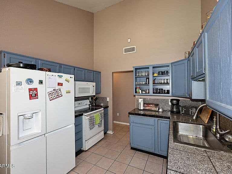 1643 E FAIRVIEW Street photo 3