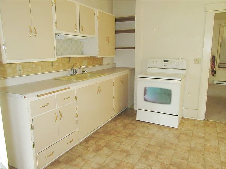 121 Peritse Ave photo 5