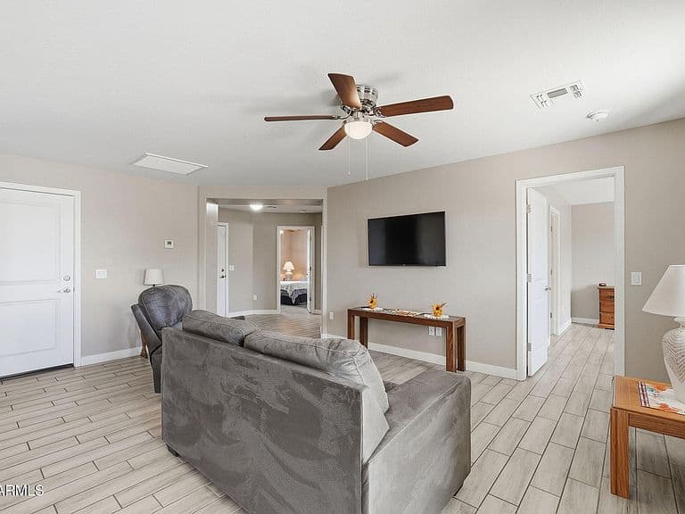 9325 W CONCORDIA Drive photo 4