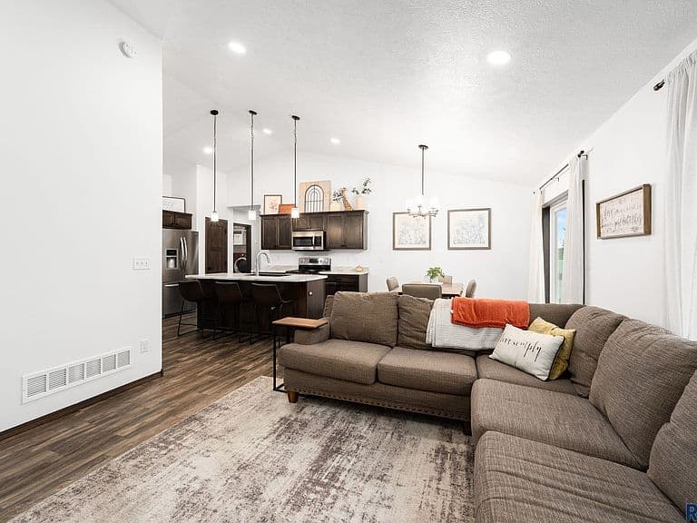 710 Prairieside Trl photo 3
