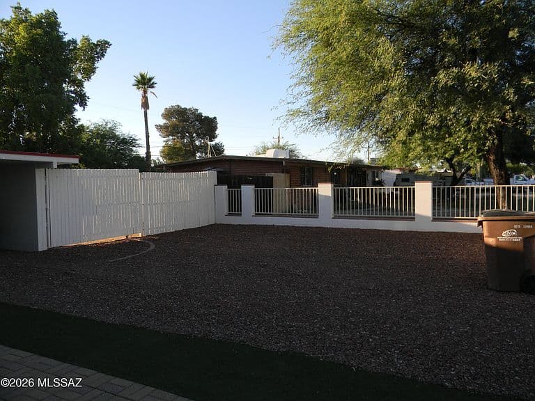 4901 N Plane Ave photo 4