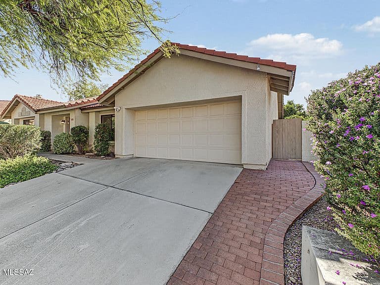 5500 N Waterfield Dr photo 2