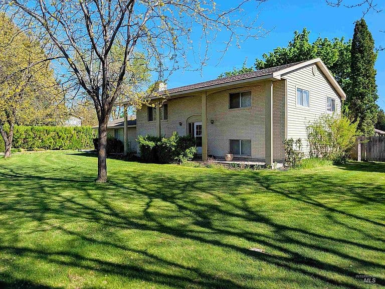 10883 W Reutzel Dr photo 1