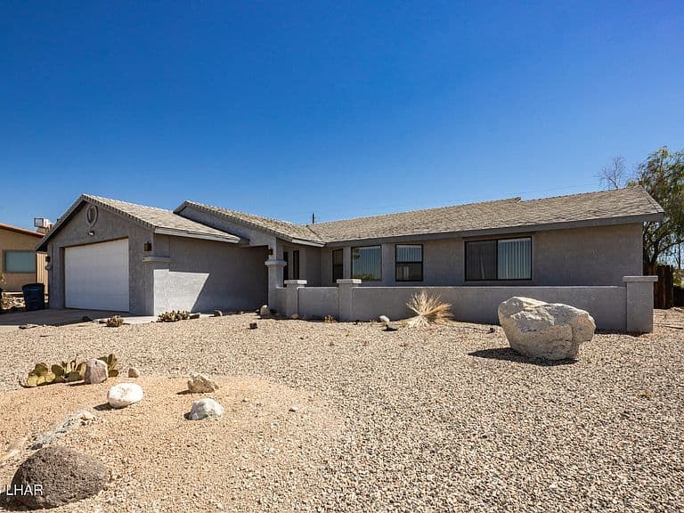 2586 Inverness Dr photo 3