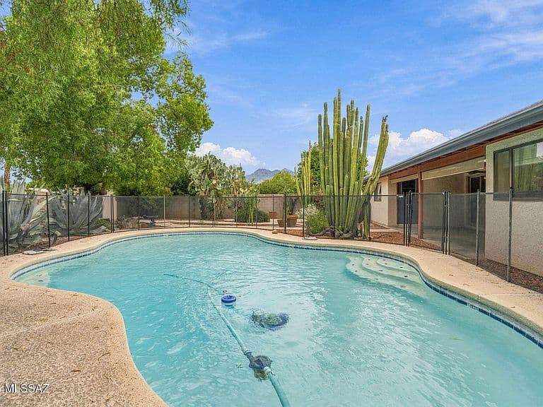 2721 N Dos Hombres Dr photo 2