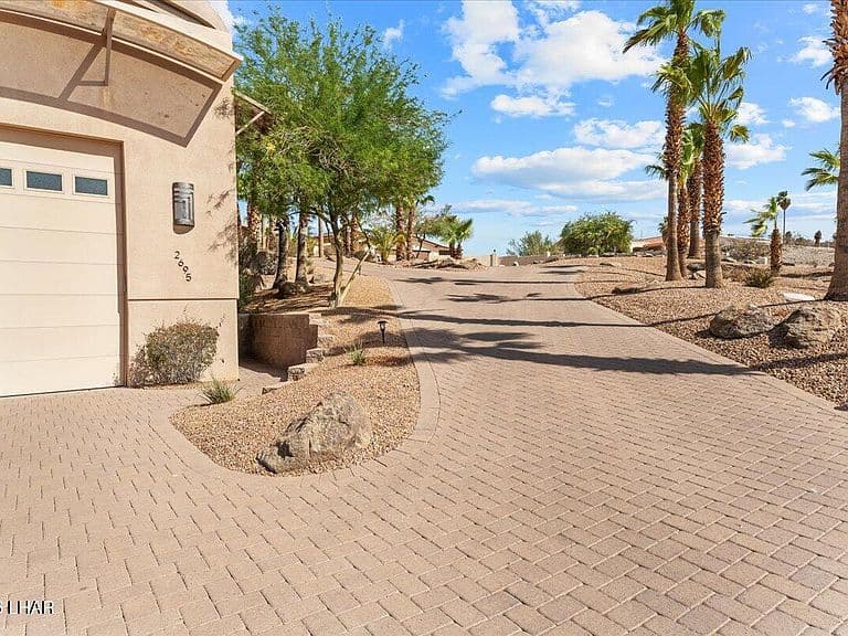 2695 Castaway Dr photo 3