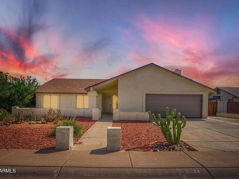 8231 W CORRINE Drive photo 4