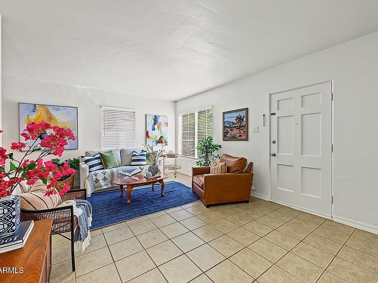 102 W VOGEL Avenue photo 4
