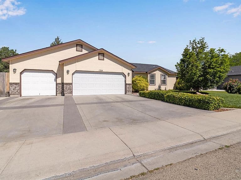 1316 Willow Creek Dr photo 1